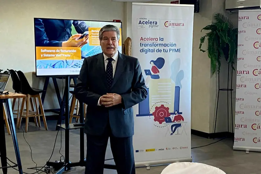 Bartolom&eacute; Borrego durante su charla con una treintena de empresarios ceut&iacute;es