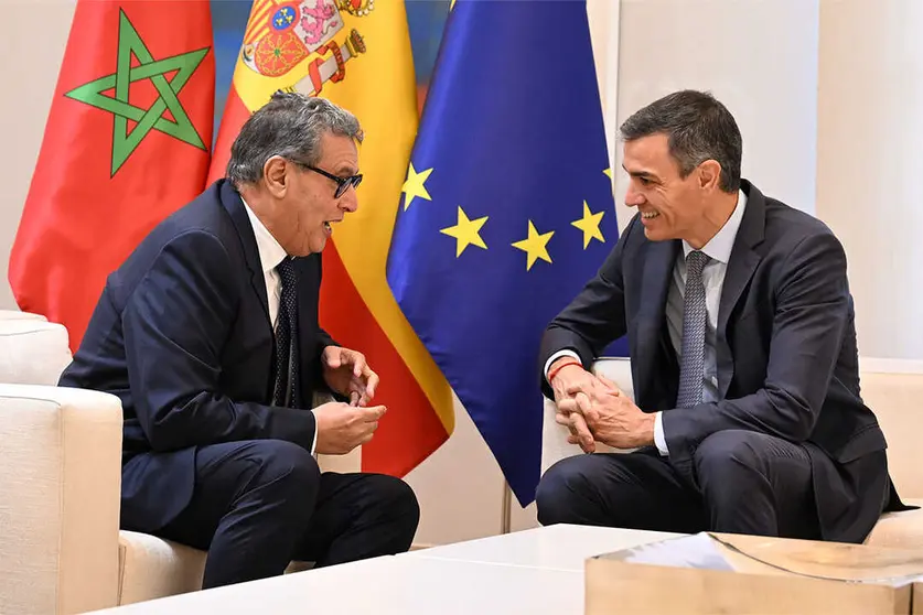 El presidente del Gobierno, Pedro S&aacute;nchez, y el primer ministro de Marruecos, Aziz Akhannouch, durante la reuni&oacute;n que han mantenido en La Moncloa. | Pool Moncloa / Borja Puig de la Bellacasa. La Moncloa, Madrid - 4.12.2025