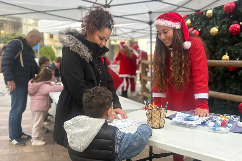La Plaza de los Reyes se llena de creatividad infantil con los talleres navide&ntilde;os de Educador