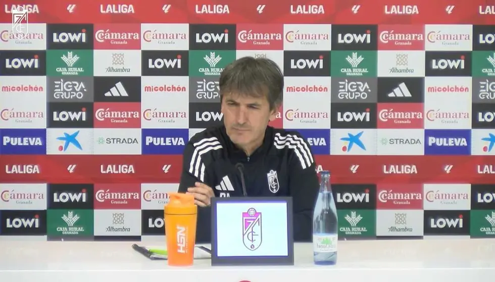 Pacheta en la rueda de prensa previa al Granada - Ceuta.