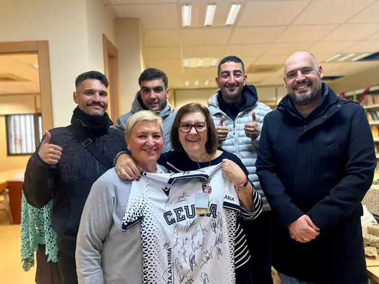 La Fundaci&oacute;n AD Ceuta FC entrega la camiseta firmada del equipo Hypermotion en el Centro del Mayor