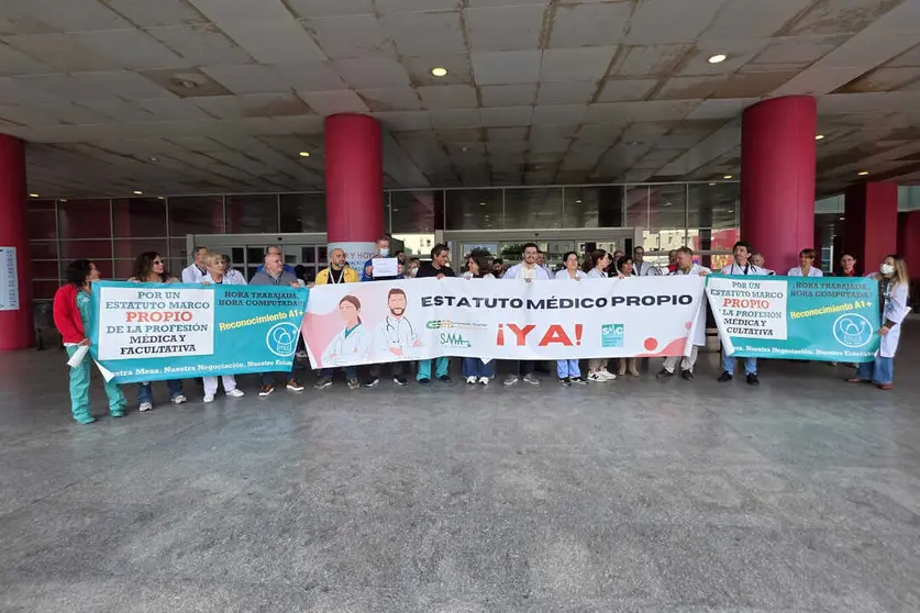 Cuarto d&iacute;a de huelga de m&eacute;dicos a las puertas del Hospital / Laura Ortiz