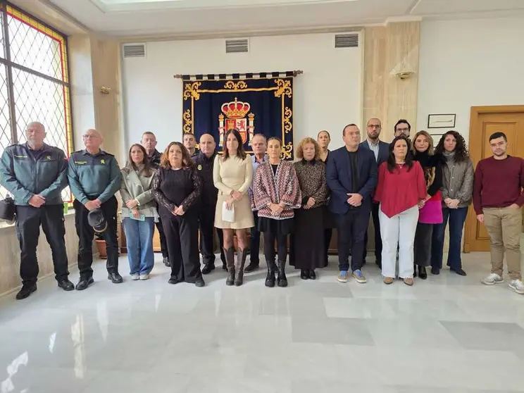 Minuto de silencio en la Delegaci&oacute;n del Gobierno de Ceuta ante dos nuevos asesinatos por violencia de g&eacute;nero. Foto: Laura Ortiz