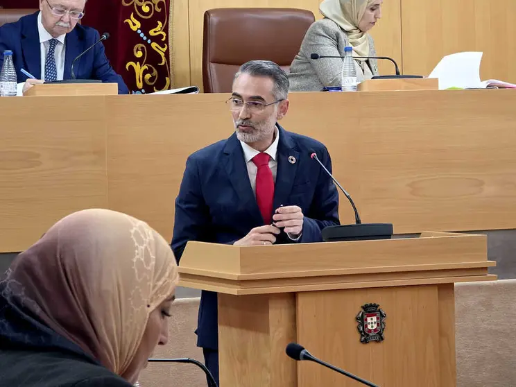 El portavoz del PSOE interpela a la consejera de Hacienda en el Pleno de Presupuestos. Foto: Laura Ortiz