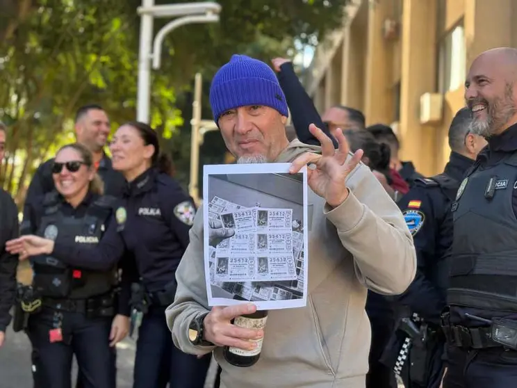 San Urbano reparte 2'1 millones de euros en Ceuta: 350 d&eacute;cimos del 25.412. Foto: Alma Palomino