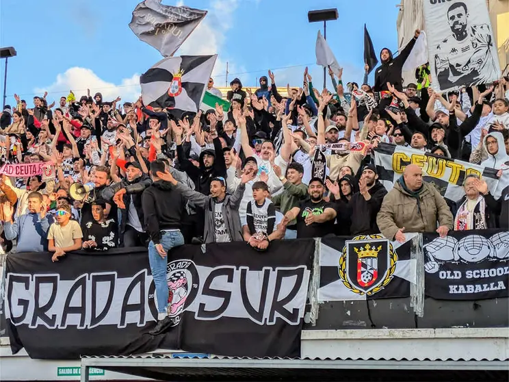 Afici&oacute;n de la AD Ceuta FC. Foto: Rafa B&aacute;ez