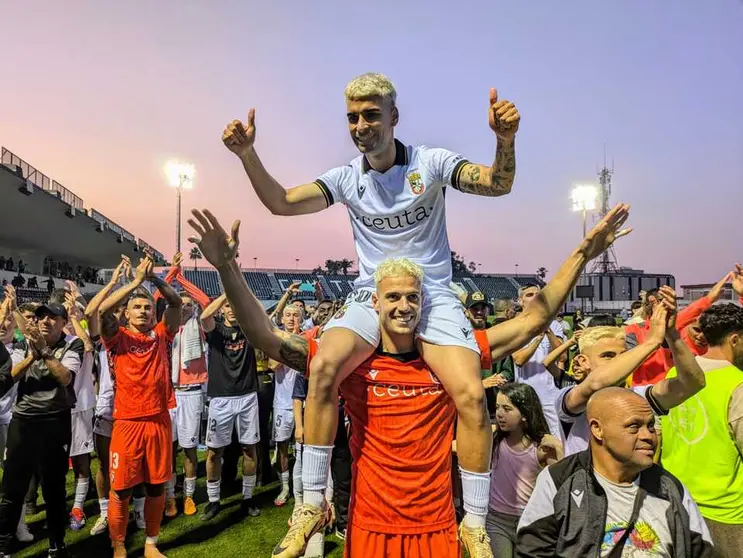 Andy Escudero celebra el ascenso de la AD Ceuta FC. Foto: Rafa B&aacute;ez