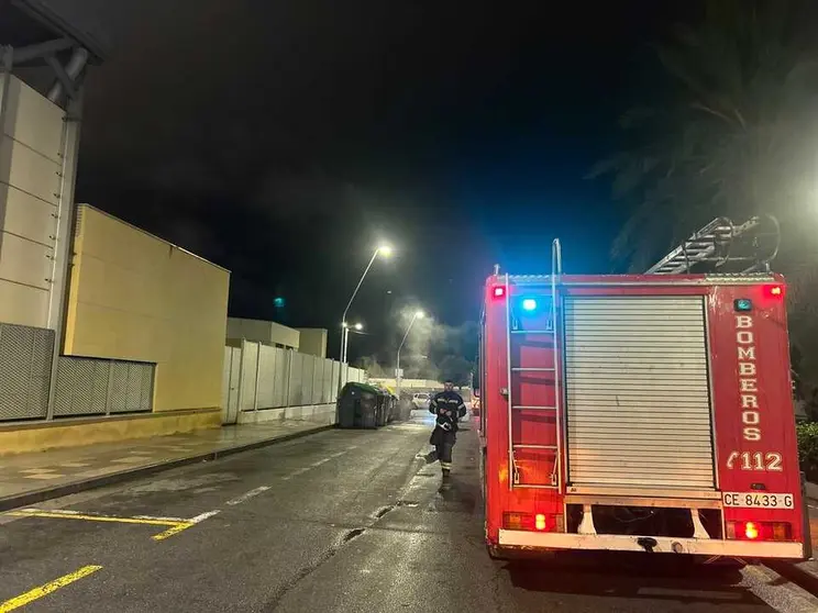 Las llamas marcan la primera madrugada del a&ntilde;o en el Pol&iacute;gono Virgen de &Aacute;frica / Alma Palomino