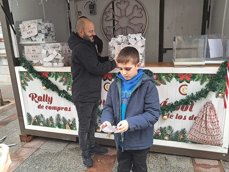 Mano inocente para los sorteos de la C&aacute;mara de Comercio