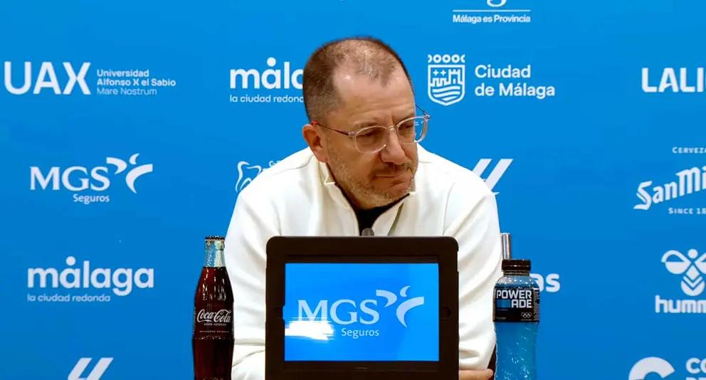Jos&eacute; Juan Romero en la sala de prensa de La Rosaleda 