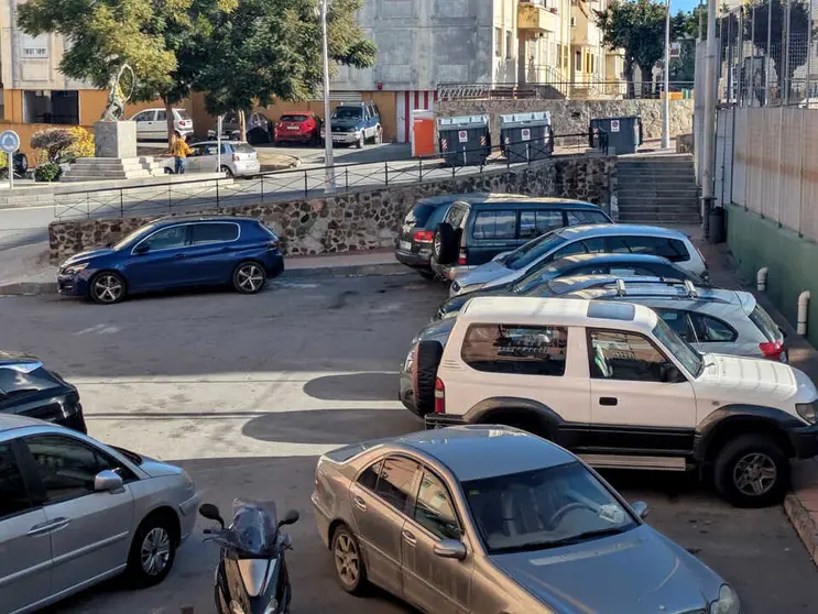 Veh&iacute;culos estacionados en una de las barriadas de Ceuta