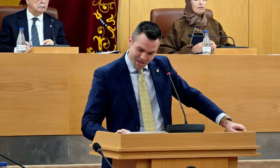 Carlos Verdejo ha arremetido desde el atril contra los grupos pol&iacute;ticos y sus presupuestos / Laura Ortiz