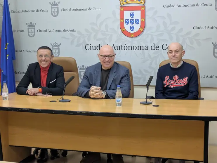 Jos&eacute; Hidalgo, Nicola Cecchi y Jorge Ruiz en la sala de prensa de la Ciudad Aut&oacute;noma. Foto: Rafa B&aacute;ez