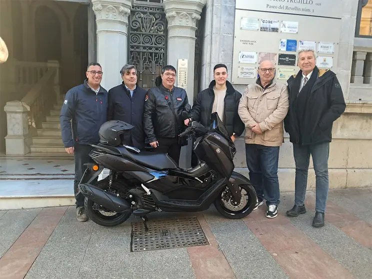 Entrega de la moto de la Campa&ntilde;a de Navidad / C&eacute;sar Mart&iacute;n