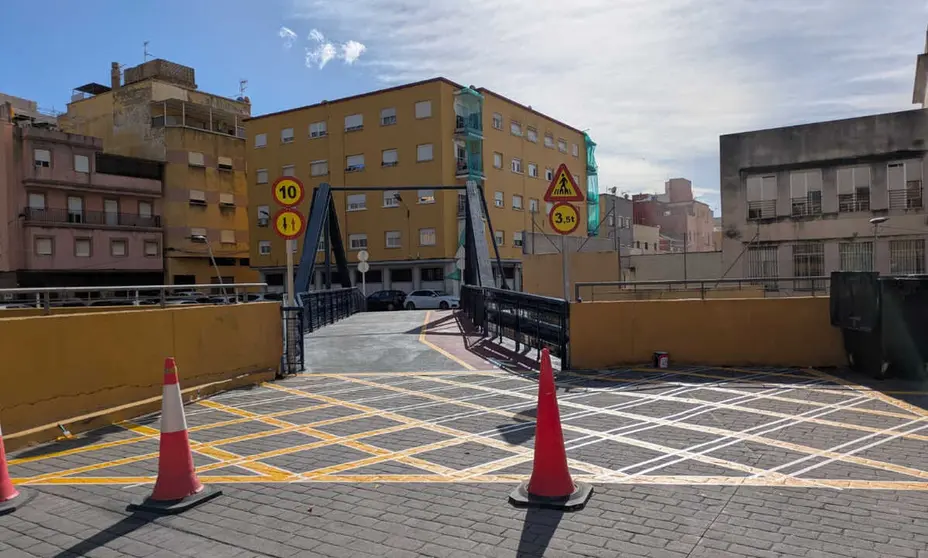 El puente peatonal de Bermudo Soriano se habilita como paso de veh&iacute;culos / Rub&eacute;n B&aacute;ez