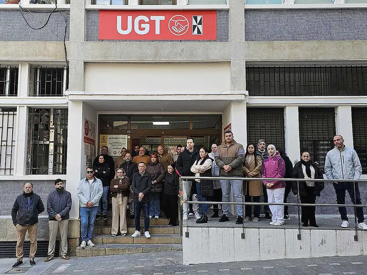 UGT-FeSMC Ceuta guardado un minuto de silencio en la puerta principal de su sede