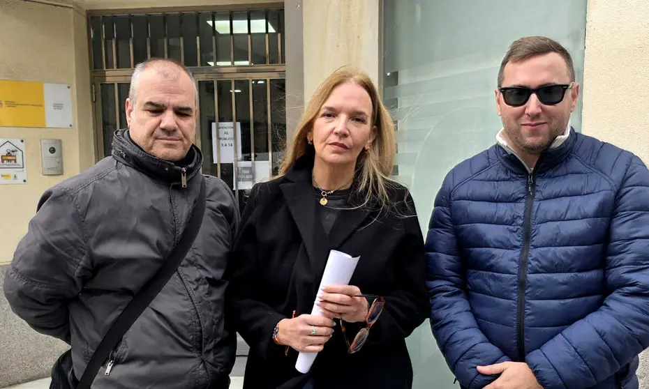 Los padres y el t&iacute;o de la menor a las puertas de la Direcci&oacute;n Provincial de Educaci&oacute;n _ Laura Ortiz