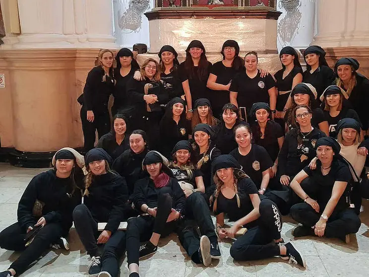 Cuadrilla de costaleras &iacute;ntegramente femenina del Santo Entierro