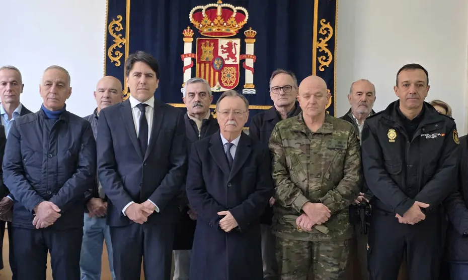 El presidente de la Ciudad junto al secretario general de la Delegaci&oacute;n y el 2&ordm; Jefe de la Comandancia General en el minuto de silencio del pasado lunes _ Laura Ortiz