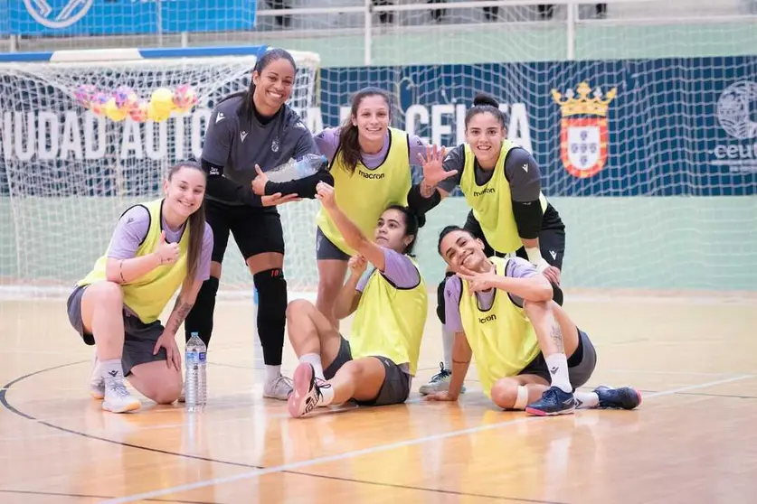 Entrenamiento de la AD Ceuta FC femenina de f&uacute;tbol sala.