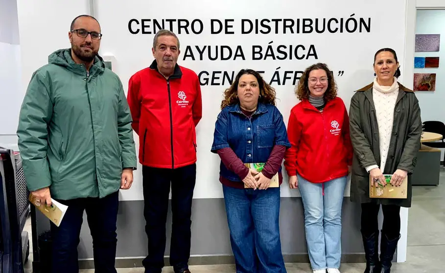 La delegada del Gobierno durante su visita al centro de distribuci&oacute;n de C&aacute;ritas