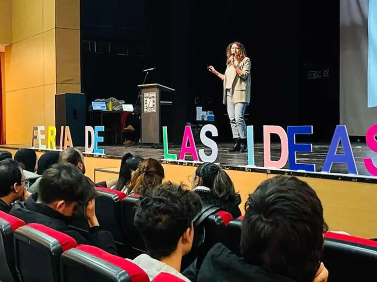 Paola Casta&ntilde;o, Hub Manager de El &Aacute;ngulo en la presentaci&oacute;n de la I Feria de las Ideas en el IES Siete Colinas