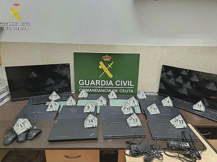 Equipos localizados en una cueva de Benz&uacute;