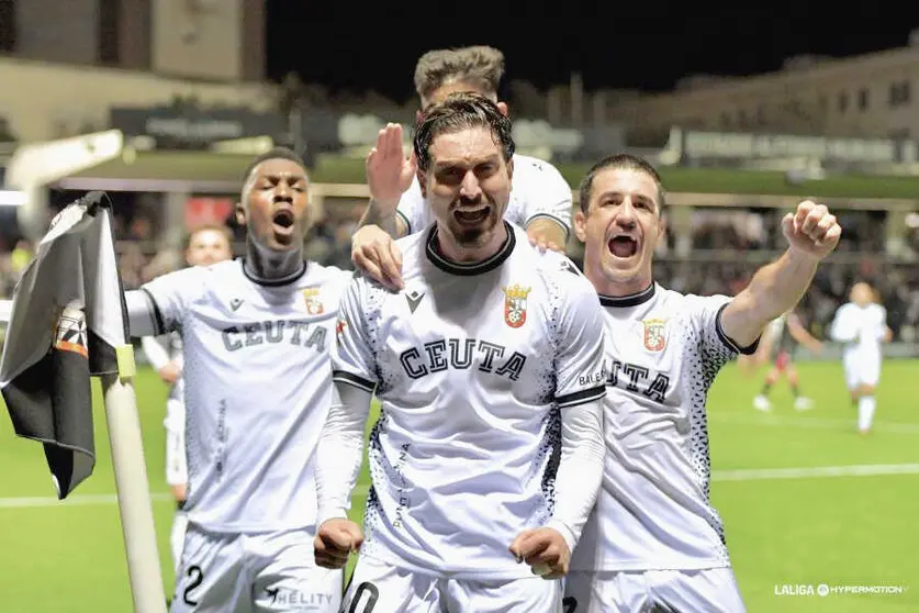 Jos&eacute; Campa&ntilde;a celebra su primer gol con la AD Ceuta FC. Foto: La Liga Hypermotion