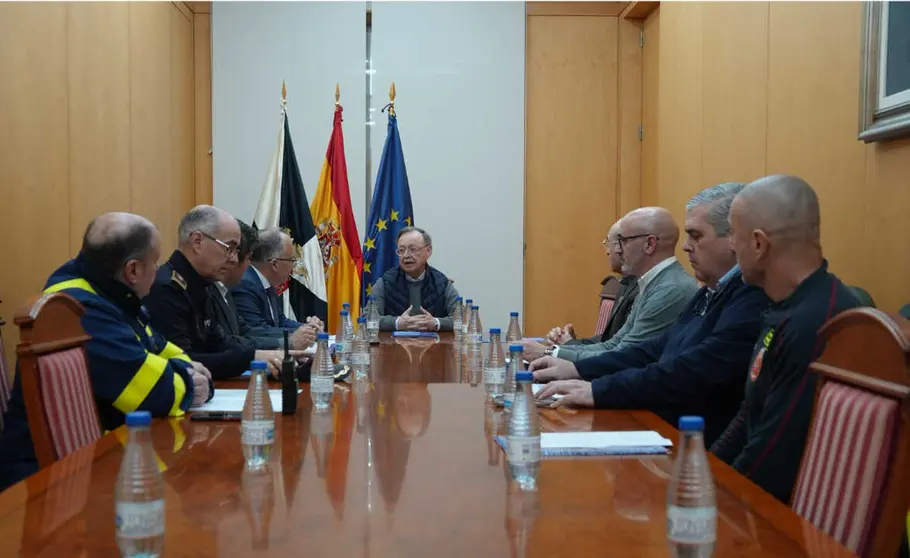 Vivas eval&uacute;a la situaci&oacute;n meteorol&oacute;gica adversa con los servicios de emergencia / Ciudad Aut&oacute;noma