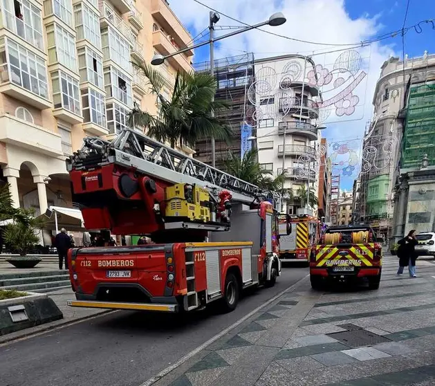 Bomberos en Plaza de los Reyes