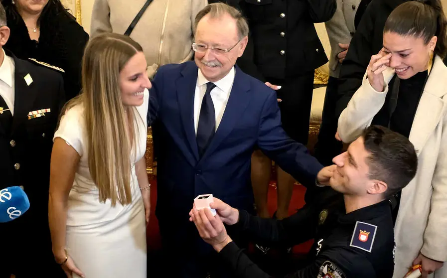 Petici&oacute;n de matrimonio durante el acto de presentaci&oacute;n de los nuevos Polic&iacute;as Locales 