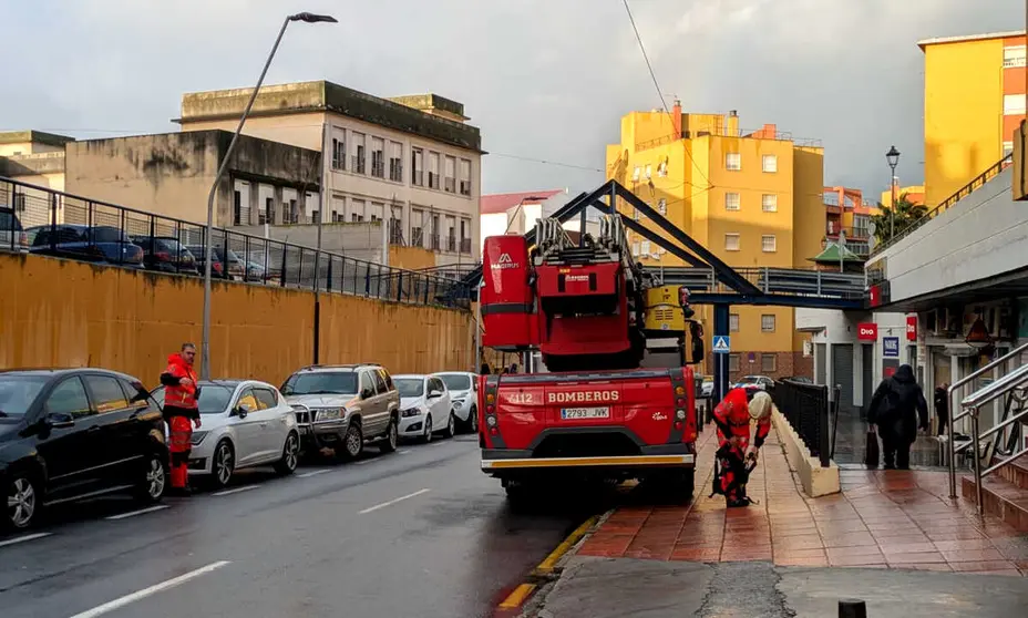 Los bomberos actuando este jueves en el centro comercial El Coso _ Rub&eacute;n B&aacute;ez