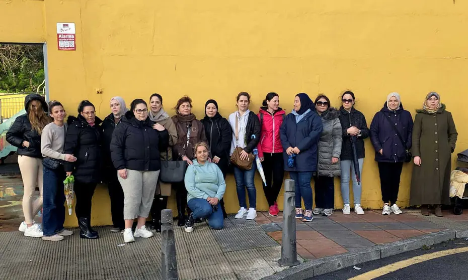 Un grupo de madres del Ortega y Gasset ha protestado este viernes a las puertas del centro / Laura Ortiz