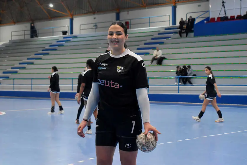 Shorok Ahmed, jugadora del Balonmano Estudiantes de Ceuta. Foto: Rafa B&aacute;ez