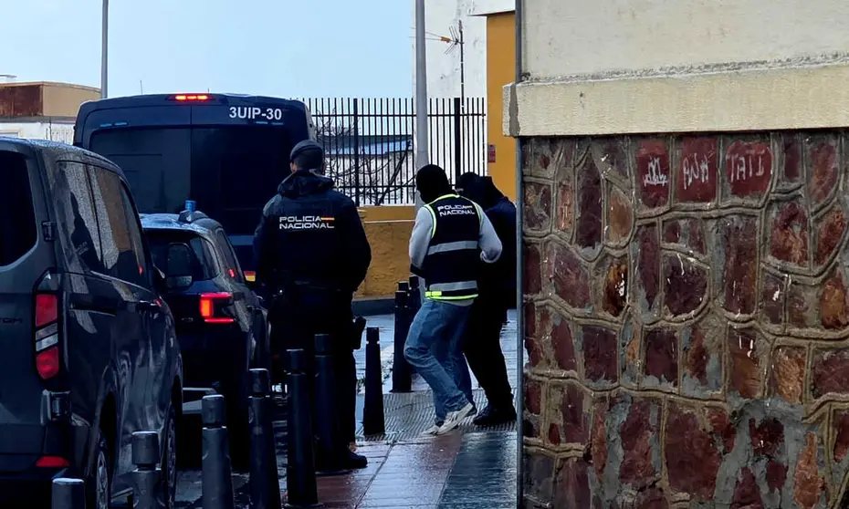 Momento en que los agentes de la Polic&iacute;a Nadcional trasladan al detenido _ Laura Ortiz