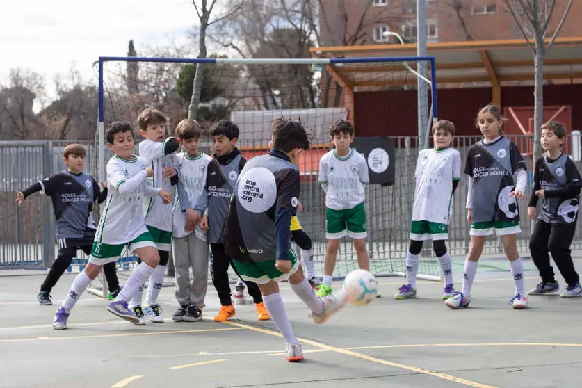 300 ni&ntilde;os de Ceuta cambian el partido: esta vez se juega contra el c&aacute;ncer infantil / Fundaci&oacute;n 'Unoentrecienmil'