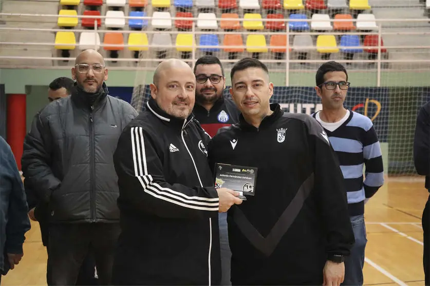 Entrega de una placa conmemorativa a la AD Ceuta FC /Rafa Baez