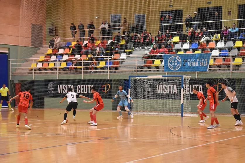 Partido entre la UA Ceut&iacute; y Vulcanizados Ruiz Tafa. Foto: Rub&eacute;n B&aacute;ez.