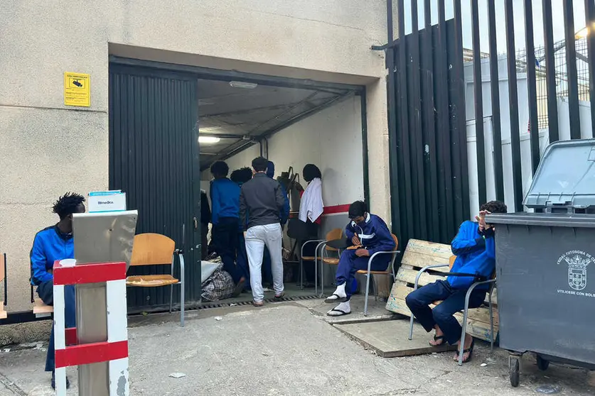 El CETI, saturado y con los residentes hacinados en el garaje / Mohamed Ettouileb