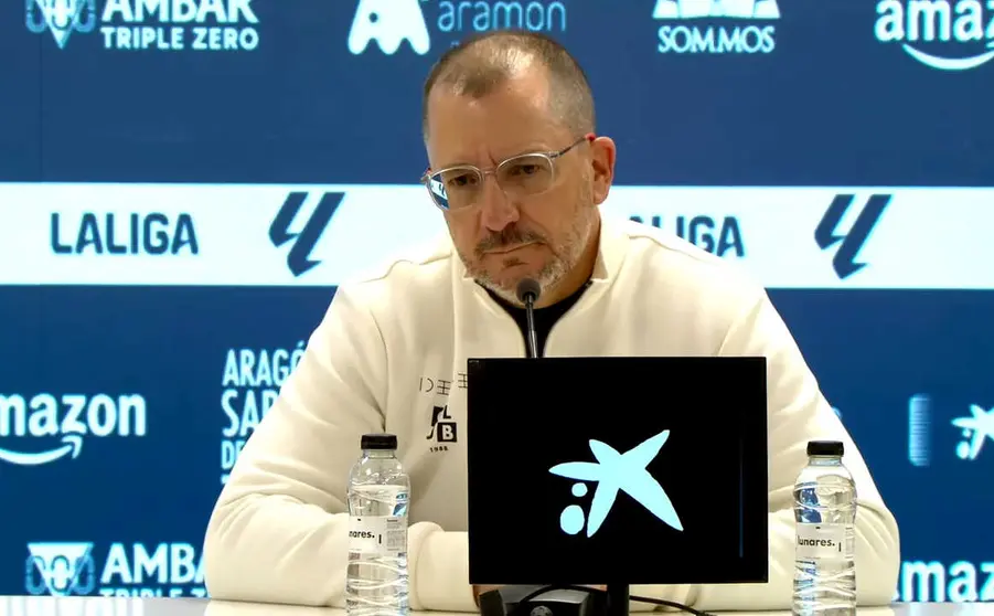 Jos&eacute; Juan Romero en la sala de prensa del Alcoraz 