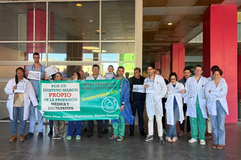 Los m&eacute;dicos del HUCE alzan la voz en el inicio de la huelga: &ldquo;sin m&eacute;dicos no hay sanidad&rdquo; / Alma Palomino
