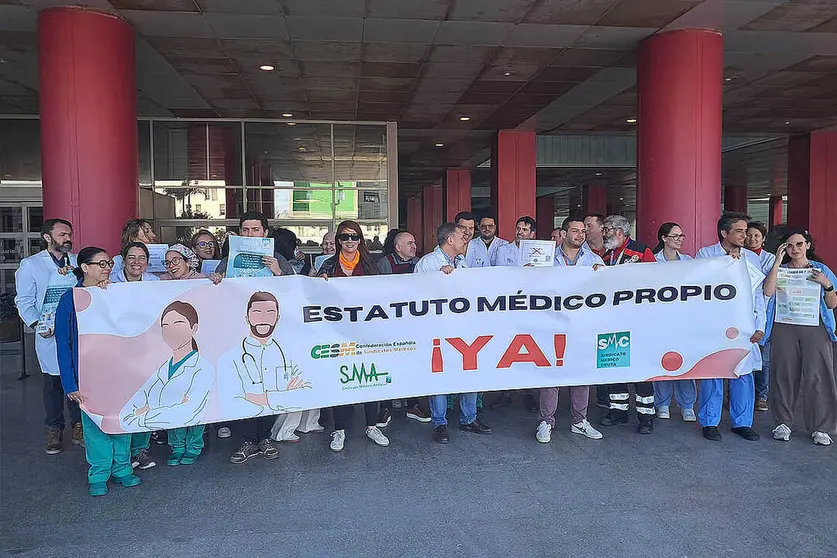 Concentraci&oacute;n de los m&eacute;dicos en el HUCE / C&eacute;sar Mart&iacute;n
