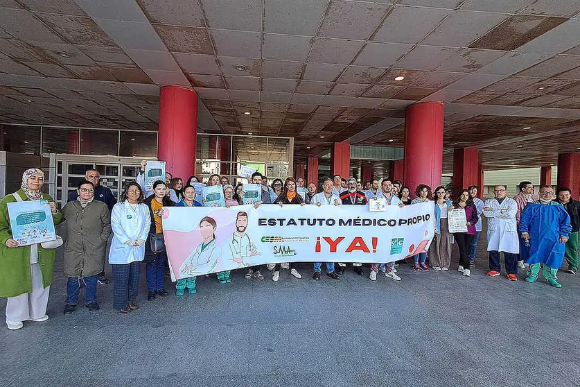 Concentraci&oacute;n de los m&eacute;dicos en el HUCE / C&eacute;sar Mart&iacute;n