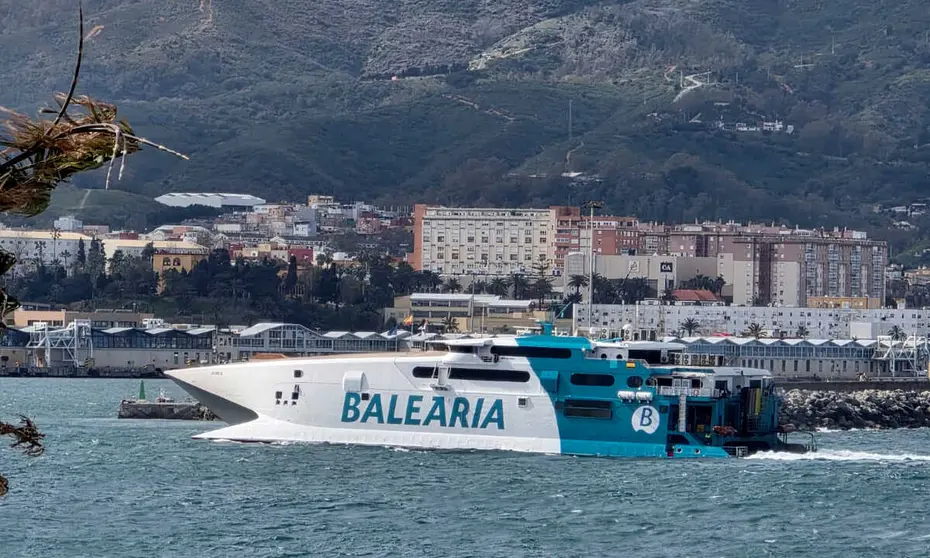 Buque de Balearia entrando en el Puerto / Laura Ortiz