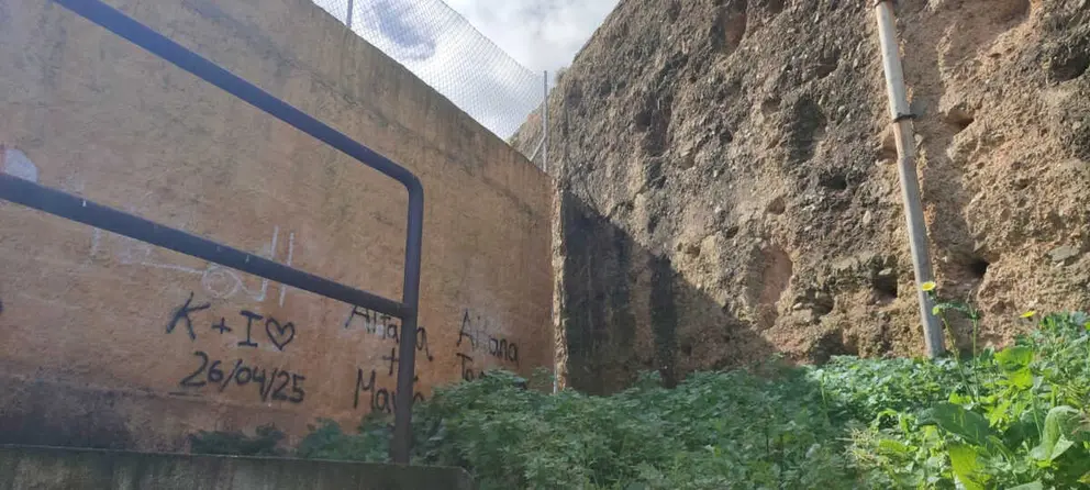 Deterioro de las Murallas Marin&iacute;es tras las &uacute;ltimas borrascas, as&iacute; como de los da&ntilde;os sobre el colegio Valle Incl&aacute;n / AA.VV Villajovita