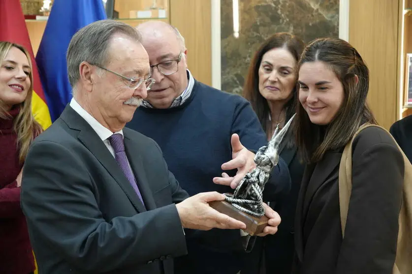 Vivas recibe a la nueva Junta de Gobierno de la Hermandad de la Vera Cruz