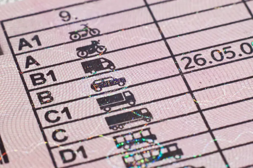 Europa prepara un nuevo carnet de conducir digital y normas comunes: estos ser&aacute;n los cambios / DGT
