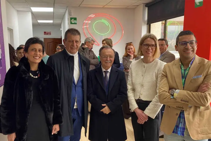 De izquierda a derecha, Kissy Chandiramani, Enrique Reyes, Juan Vivas, Daniela Johansson y Brahim Aslimani en las nuevas oficinas de PAF en Ceuta.