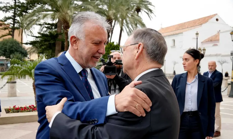 El ministro &Aacute;ngel V&iacute;ctor Torres y el presidente de la Ciudad a las puertas del Palacio Auton&oacute;mico / Esther Z&aacute;rate