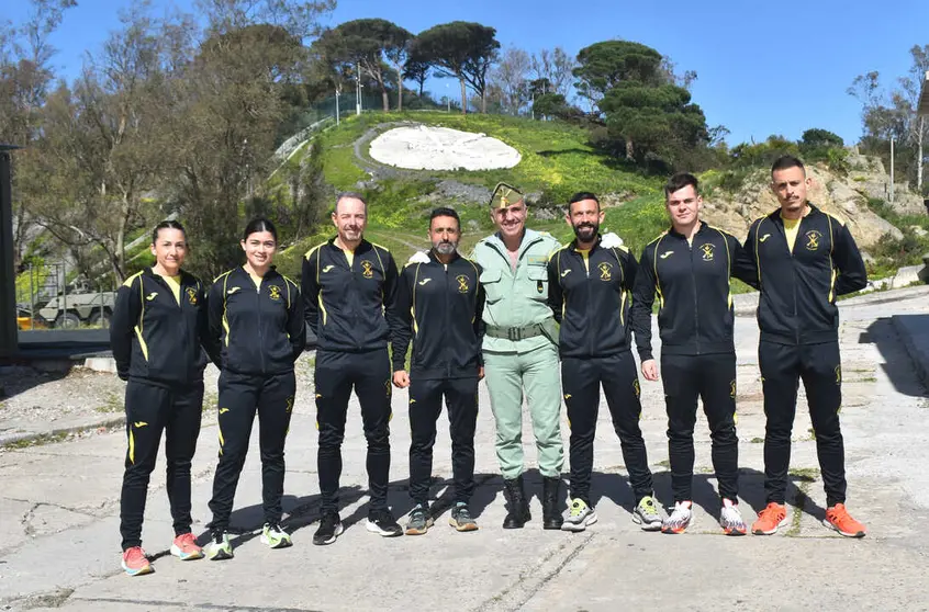 El coronel del Tercio Duque de Alba 2&ordm; de La Legi&oacute;n, Cayetano Jos&eacute; Mart&iacute;nez Alonso, junto a los equipos del Tercio. foto: Rafa B&aacute;ez